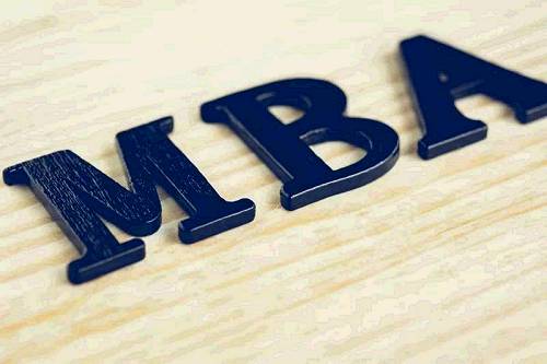 越來越多的年輕人選擇讀商學院MBA,最功利的動機是轉行找工作,特別是轉入高大上的投行咨詢等行業,以及近些年來蓬勃發展的互聯網和醫藥領域。這個目的在一定程度上是可以達到的。然而,作為一名從四大轉入投行再轉入商學院的職業顧問,我認為商學院最重要的東西,不是讓你畢業后立竿見影地找到工作,而是讓你個人和職業規劃產生深度的改變,從而更長遠地影響你的人生和職業發展的后勁。